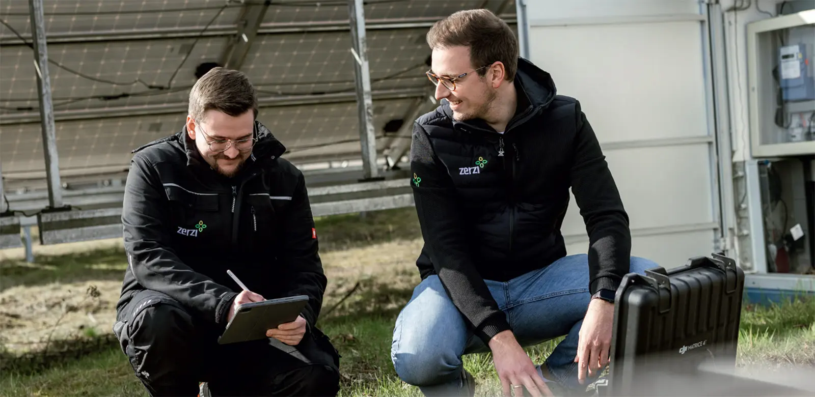 Luftaufnahme von mehreren großen, kuppelförmigen Biogasspeichern in einer grünen, landwirtschaftlichen Umgebung