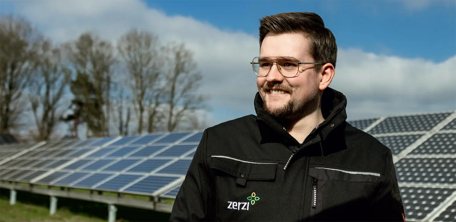 Glühbirne liegt auf grünem Gras